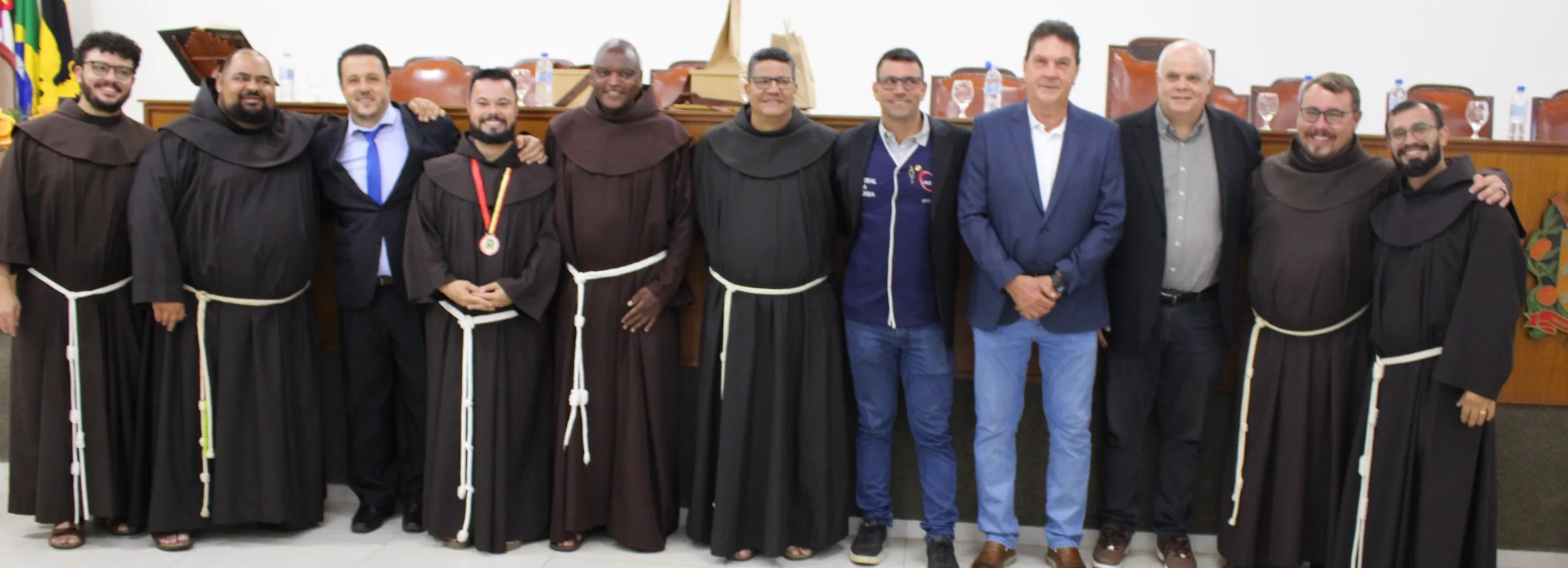 Homenagens aos freis marcam transição no Santuário e comovem público na Câmara