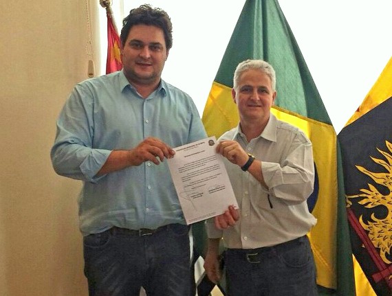 Salata e Geninho assinam protocolo para revogação de leis em desuso