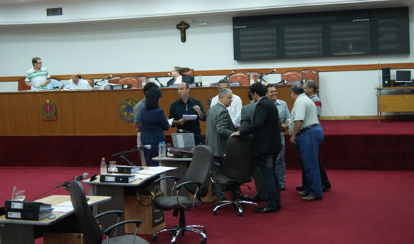 Sessão retira urgência de três e vota três