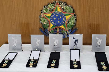 Profissionais de educação física são homenageados na Câmara de Olímpia