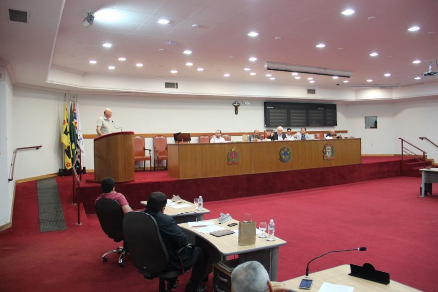 Advogado da funerária veio à Câmara explicar valores e responder perguntas dos vereadores