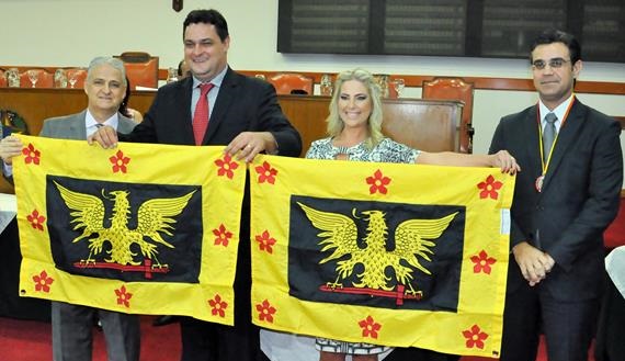 Cerimônia com civismo e elevação musical para saudar os novos cidadãos Olímpienses Geninho e Ana Claudia.