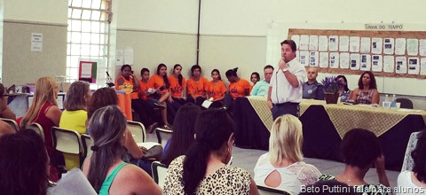 Beto Puttini faz palestra de incentivo para alunos da Escola Capitão Narciso
