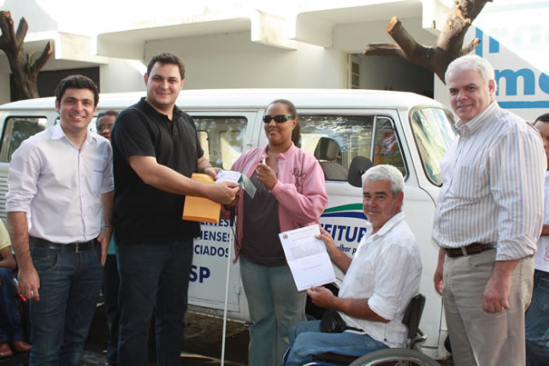 DOA recebe doação de Kombi, antiga solicitação da associação