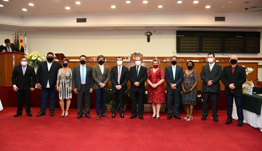 Em sessão solene e com público restrito , Câmara empossa vereadores, prefeito e vice- prefeito eleitos