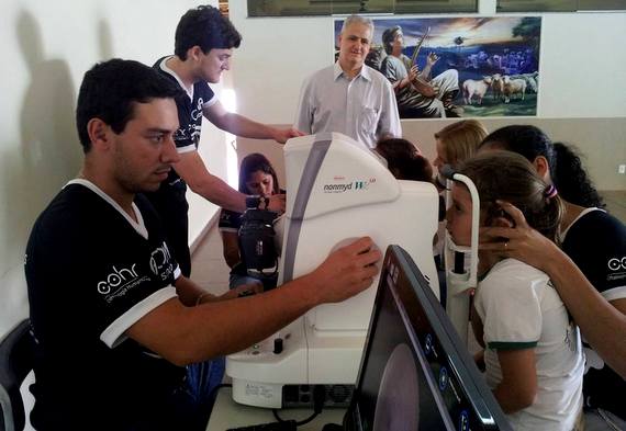 Salata acompanha exames oftalmológicos nas crianças da Escolinha Vovó Nazareth