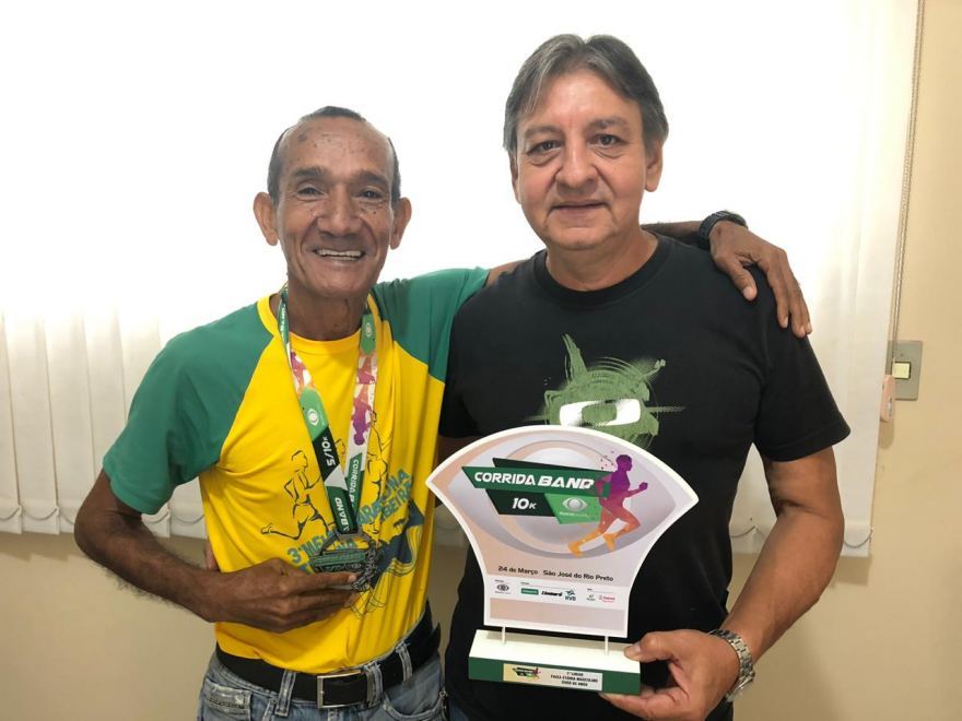 VEREADOR HÉLIO LISSE HOMENAGEIA MARATONISTA CAMPEÃO