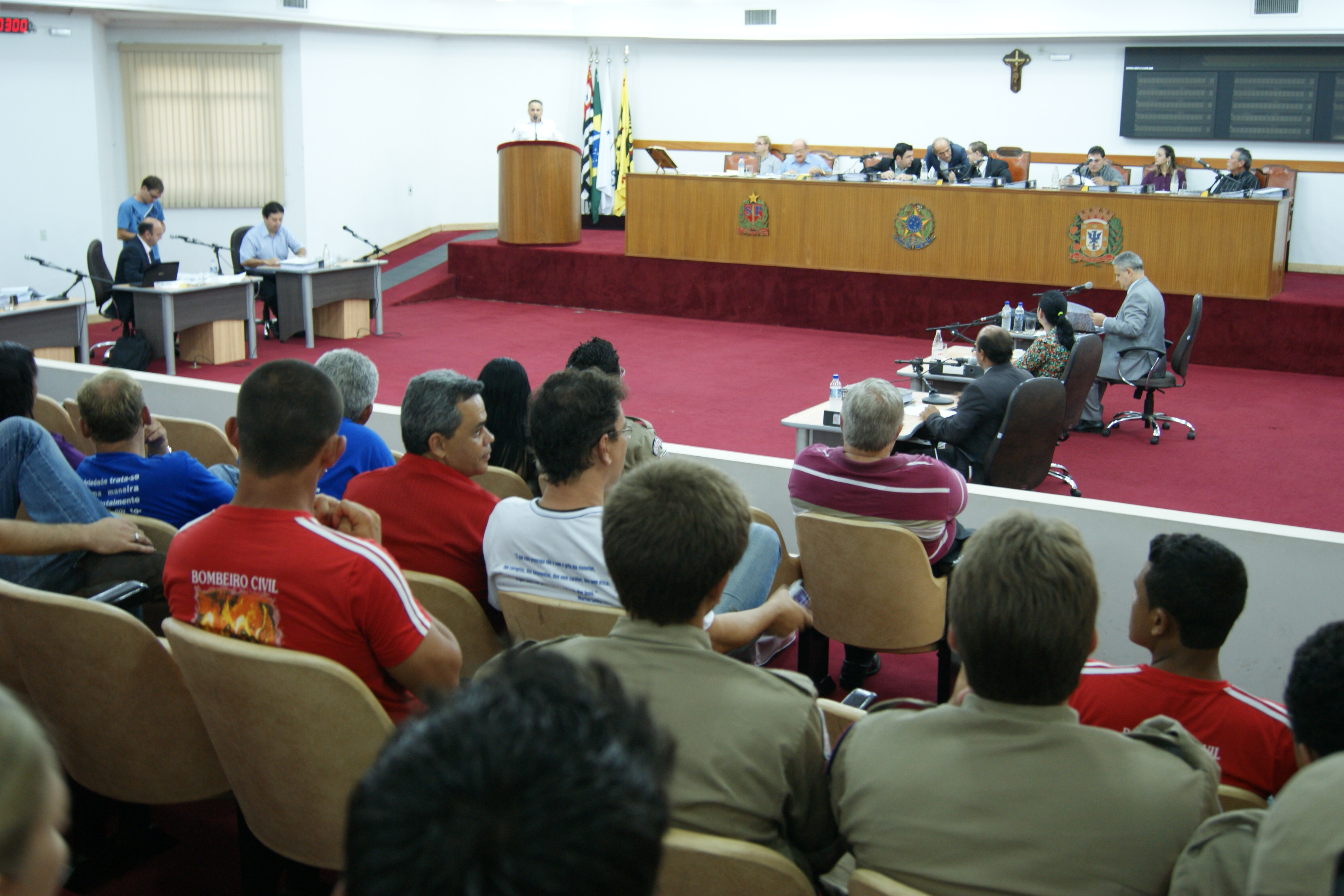 Sessão aprova nove projetos, uma moção e regulamenta profissão de bombeiros civis