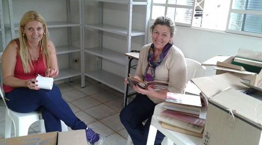 Vereadora Cristina Reale ajuda a construir biblioteca no distrito de Ribeiro dos Santos