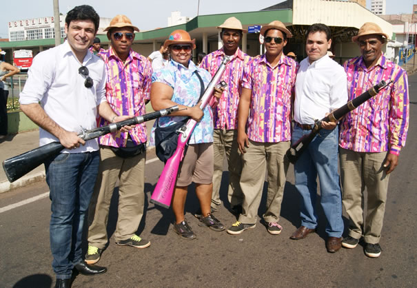 Desfile dos grupos do 47º Fefol lotou a avenida do domingo