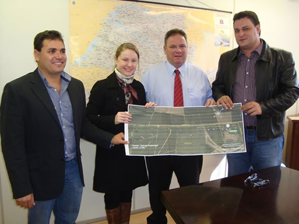 Vereador Lelé, deputada Vanessa Damo e prefeito Geninho no DAESP