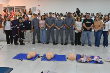 Profissionais da saúde recebem instruções de primeiros socorros na Câmara Municipal