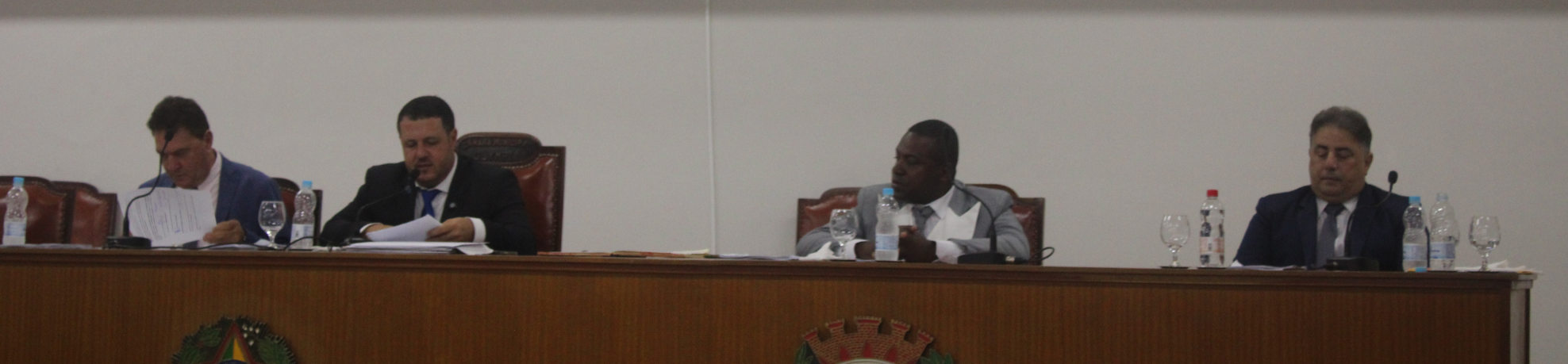 Com galeria lotada, vereadores, prefeito e vice-prefeito tomam posse na Câmara Municipal