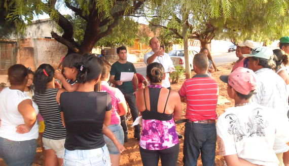 Edis Hilário Ruiz e Marco Santos dialogam com manifestantes do acampamento Canaã