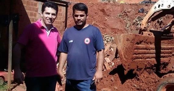 Vereador Marco Santos visita morador que teve parte da casa destruída pelas chuvas