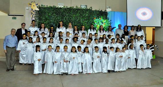 Benemérito da Escolinha da Vovó Nazareth, presidente Luiz Salata, entrega certificados às crianças