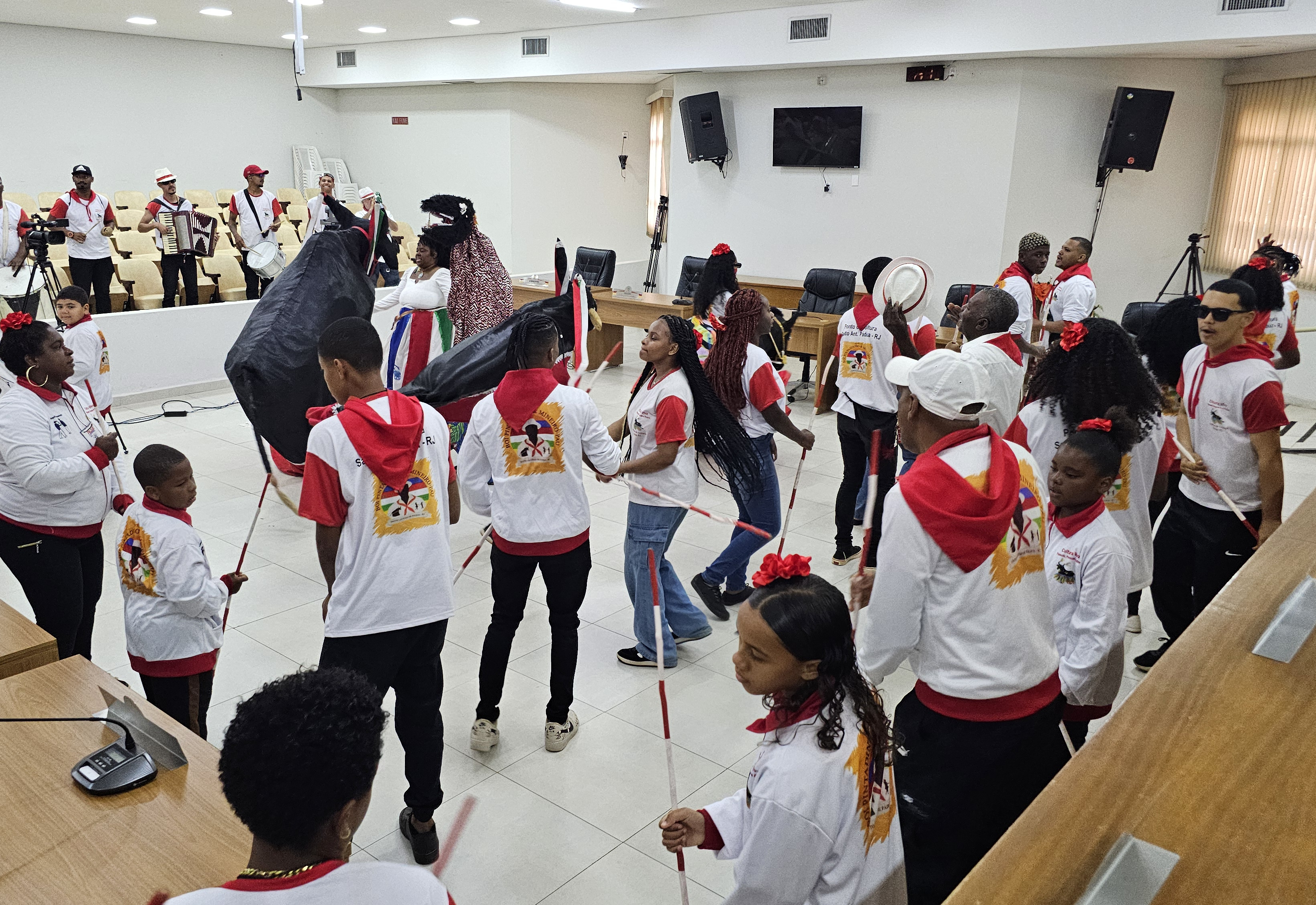 Câmara de Olímpia presta homenagem a Mestre Nico e seu Boi Pintadinho