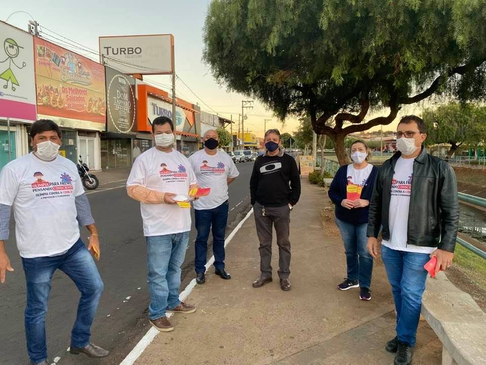Vereadores distribuem panfletos informativos e máscaras em ação da Comissão de Retomada