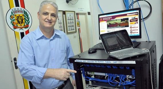 Presidente Salata conecta servidor com fibra óptica