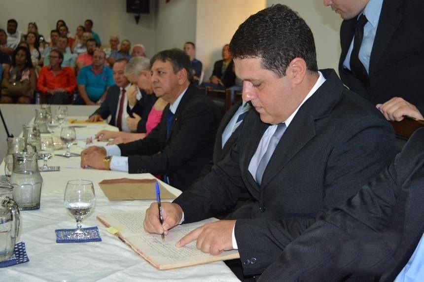 Vereadores requerem por meio de Indicações ao Prefeito, solução a questões urgentes