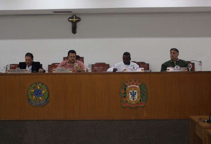 Veto parcial é mantido em noite de aprovação de 11 matérias 