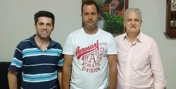 Vereador Marco Santos e Presidente Salata, recebem mestre de Muay Thai na Câmara Municipal