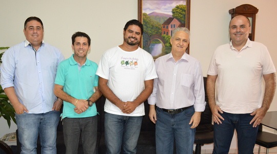 Resenha 2015 jan: Presidente do Conselho dos Pastores visita Luiz Salata na presidência da Câmara