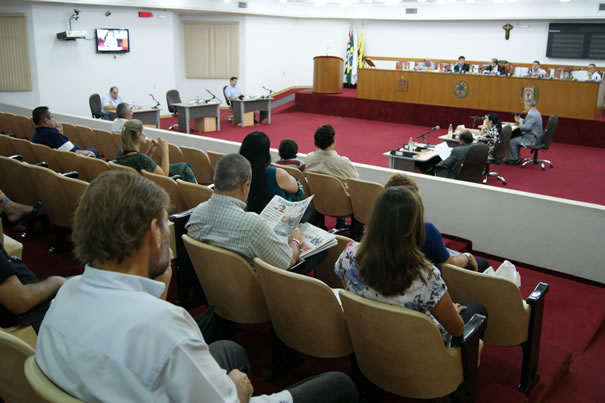 Sessão tem dois projetos retirados de pauta e um aprovado