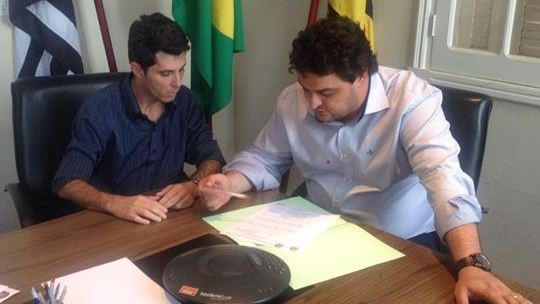 Lei do vereador Marcos Santos estendendo beneficio a estudantes é sancionada pelo prefeito