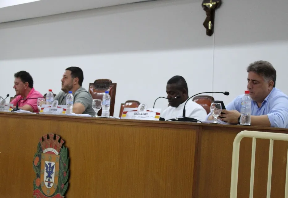 Sessão tem recomposição de tempo de serviço e vetos a projetos nesta segunda (9)