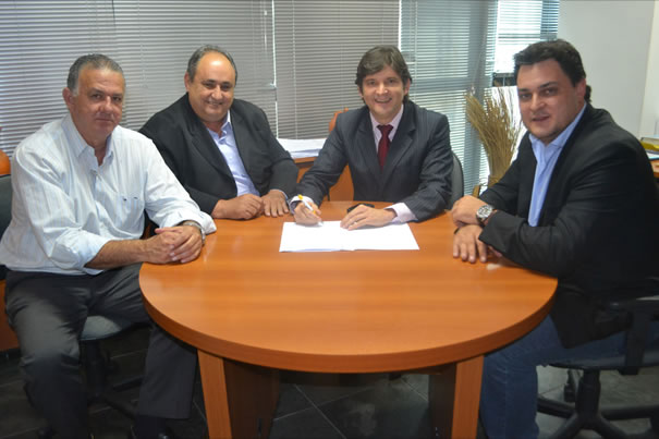 Vereador Bertoco e prefeito Geninho assinam convênio para compra de ônibus para 3ª Idade