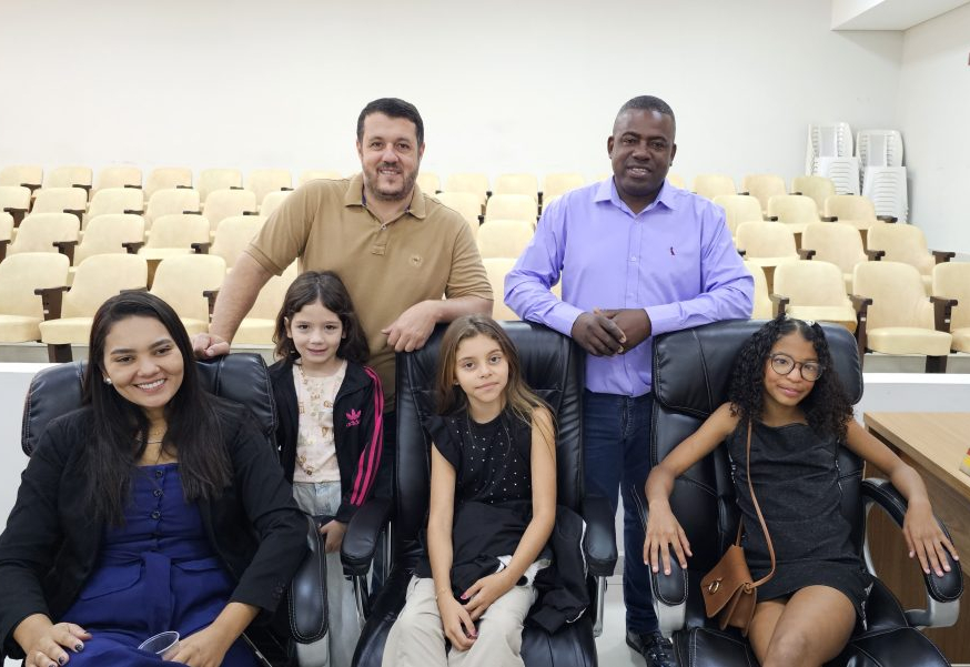 Crianças visitam a Câmara, apresentam ideias e recebem incentivo de vereadores