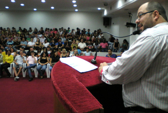 Vereador Pastor Leonardo Simões e Procon realizam palestra com grande público