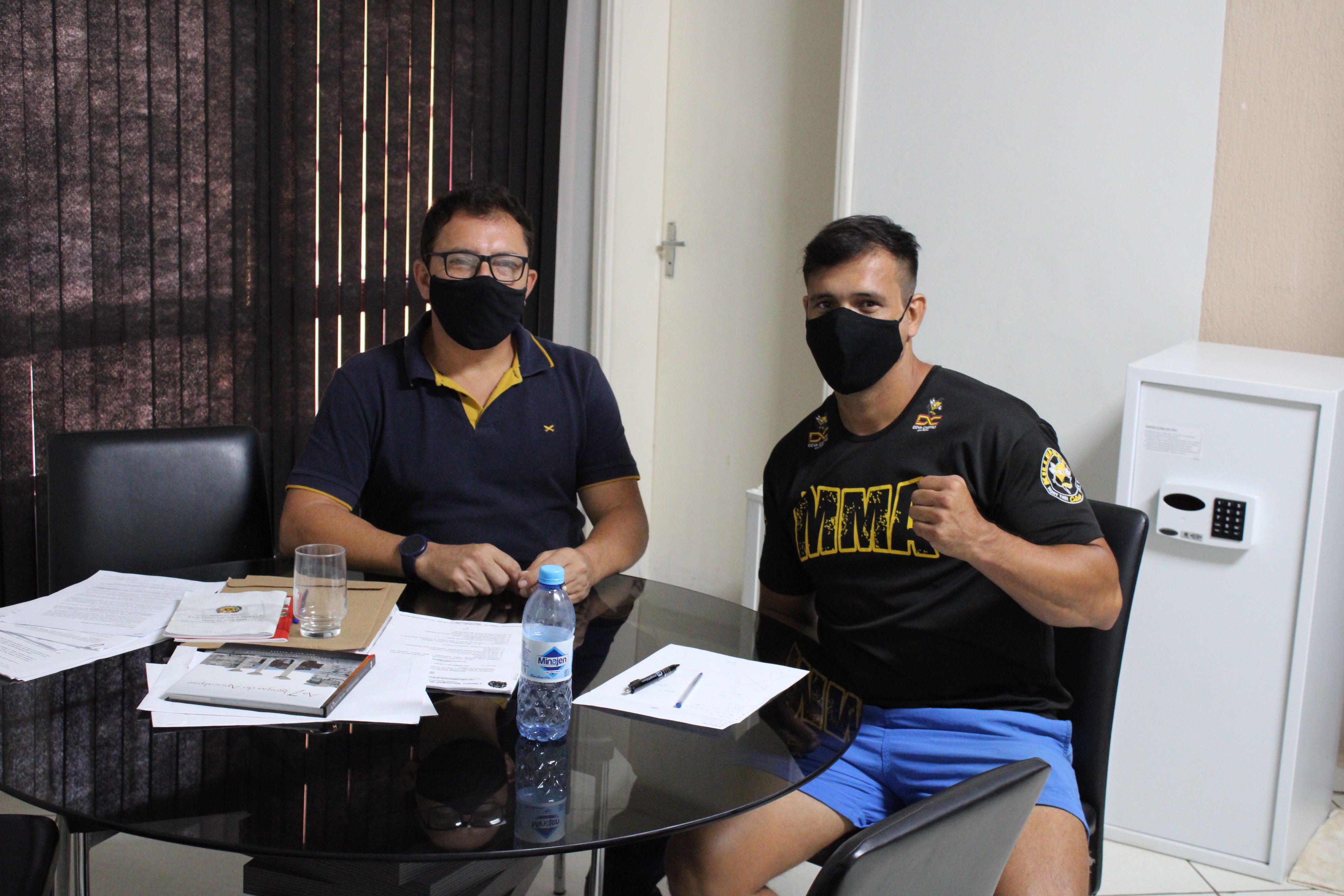 Câmara recebe visita do atleta de MMA Deva Castro